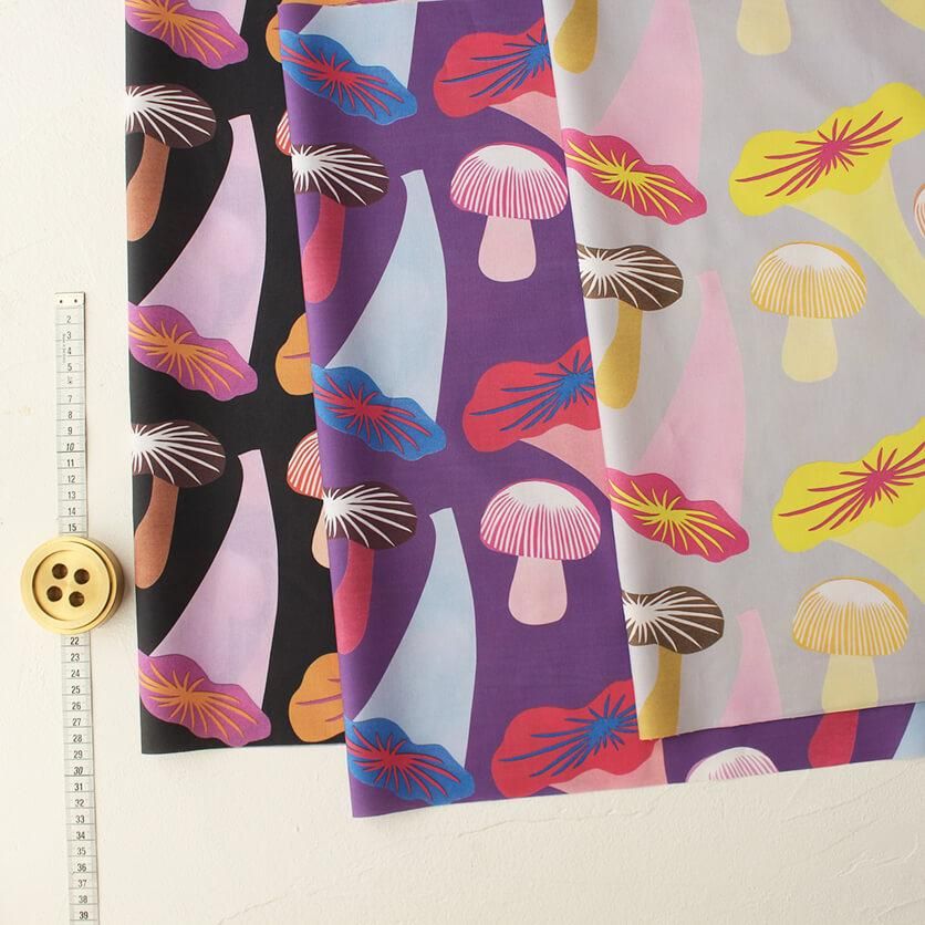 Poisonous mushrooms（グレー）植物柄- 布・生地の通販サイト