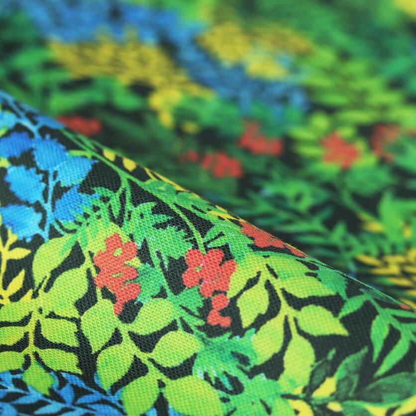 オシャレ生地だと思って購入しました。 Snake and Strawberry ボタニカル柄- 布・生地の通販サイト