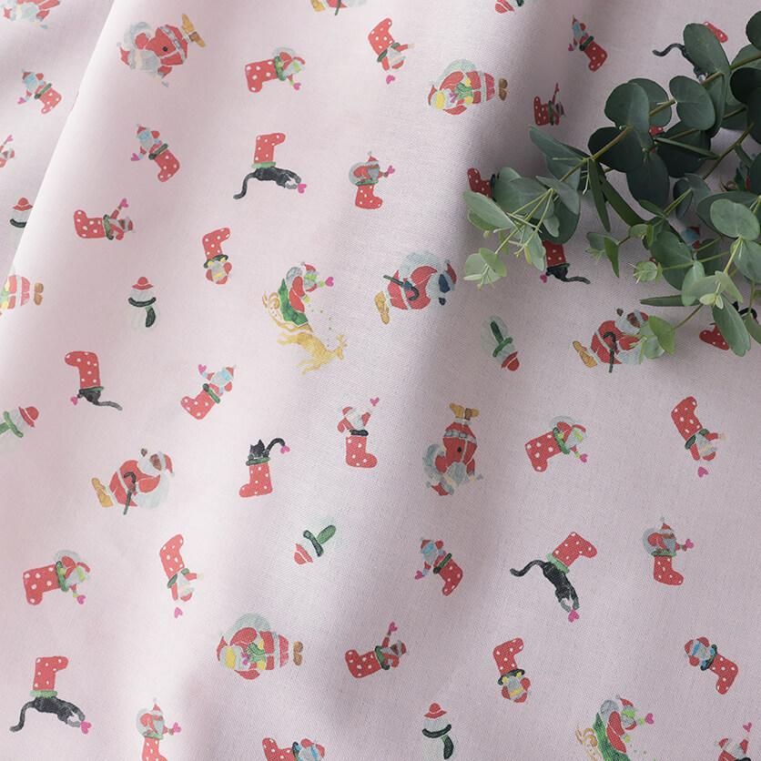 多国籍・多惑星サンタと黒猫たち（ピンク）サンタ柄- 布・生地の