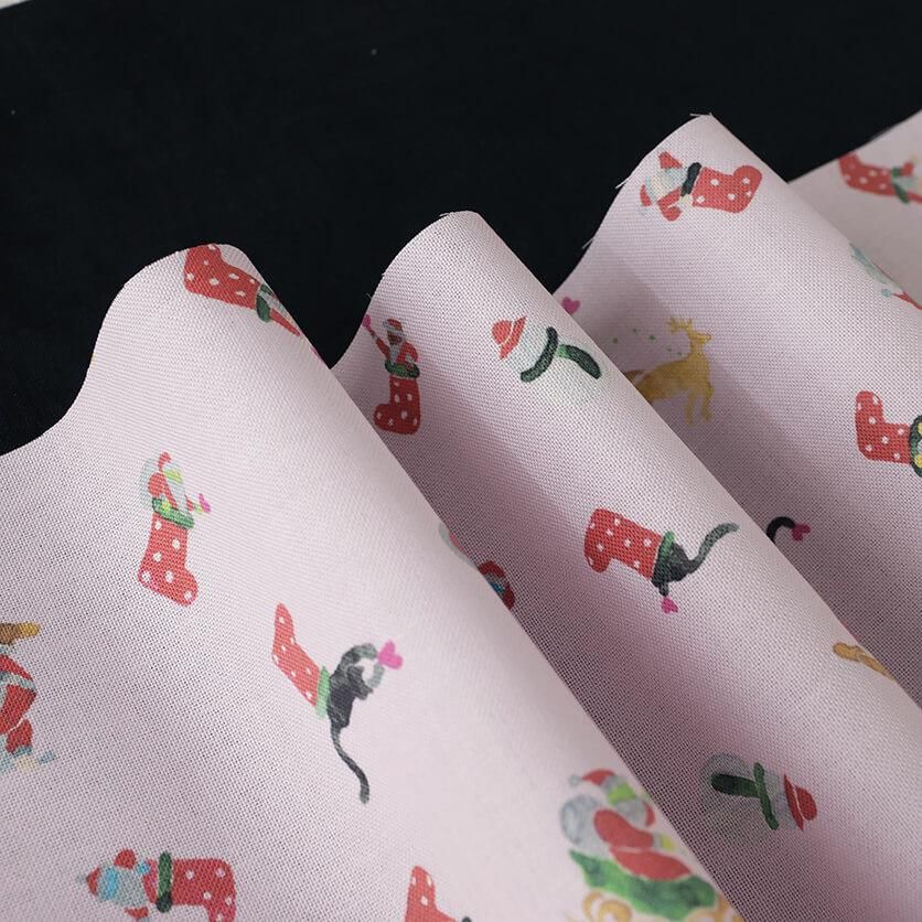 多国籍・多惑星サンタと黒猫たち（ピンク）サンタ柄- 布・生地の