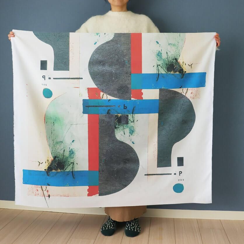 幾何学模様　手縫いで絞り風　ろうけつ染め紺地に緑、黄緑、黃、白の柄です 幾何学模様 手縫いで絞り風 ろうけつ染め紺地に緑、黄緑、黃、白の