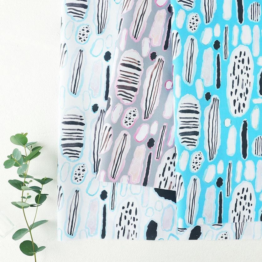 幾何学模様 手縫いで絞り風 ろうけつ染め紺地に緑、黄緑、黃、白の