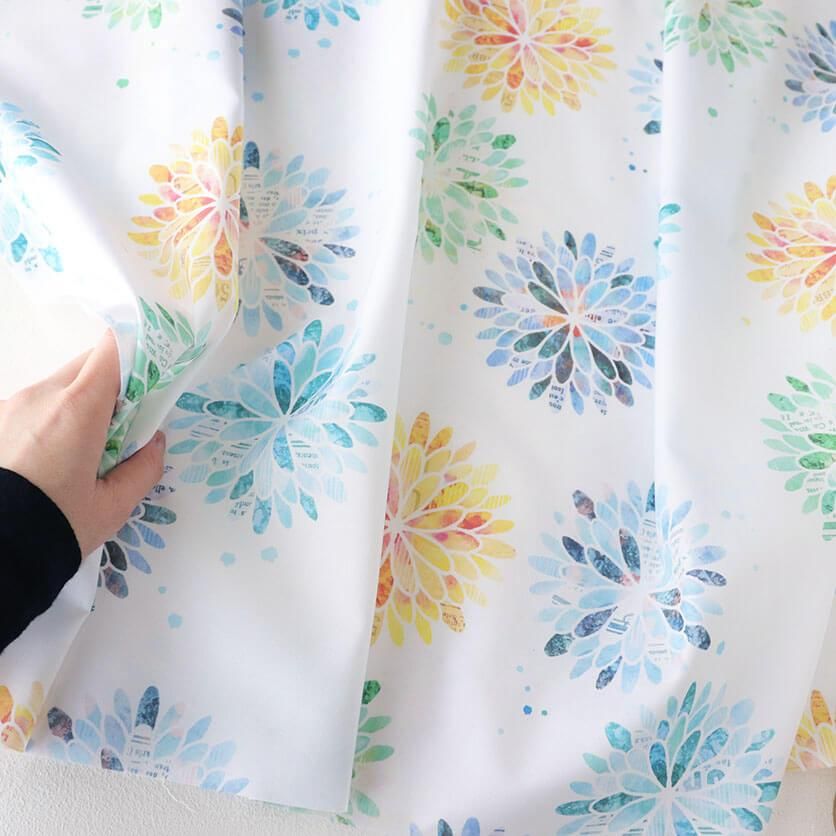 大輪の花たち（フレッシュグリーン）花柄- 布・生地の通販サイト