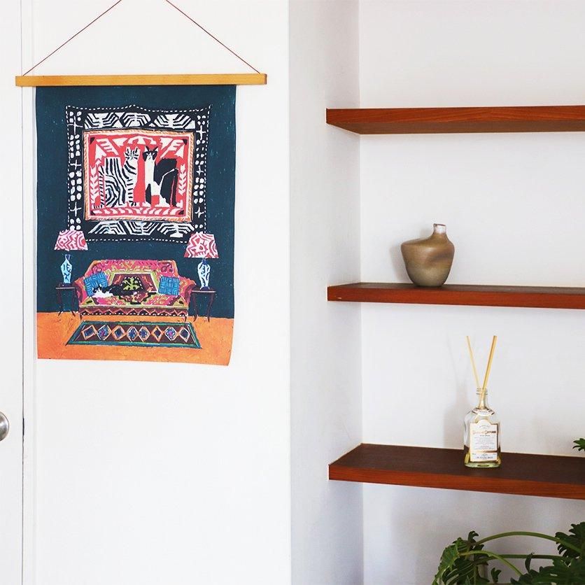 ファブリックポスター：大きいタペストリーのある部屋（タムロアヤノ