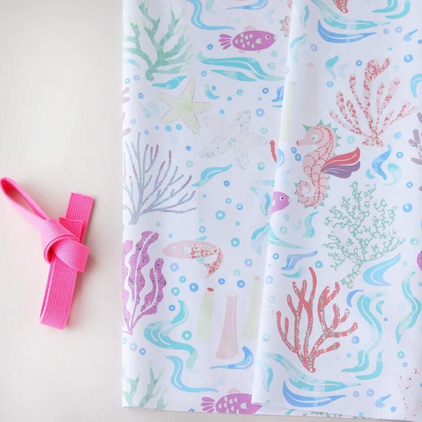 カラフル珊瑚とタツノオトシゴ 海の生き物柄- 布・生地の通販サイト