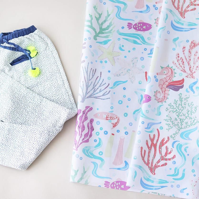 カラフル珊瑚とタツノオトシゴ 海の生き物柄- 布・生地の通販