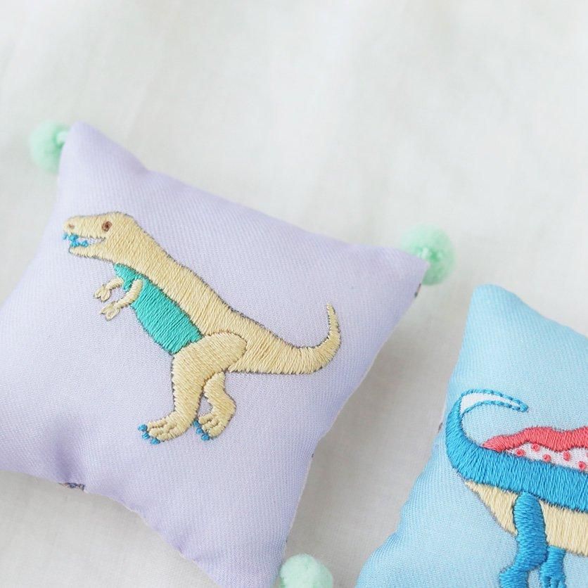 刺繍でつくるピンクッションのキット：恐竜（クロヤギシロヤギ