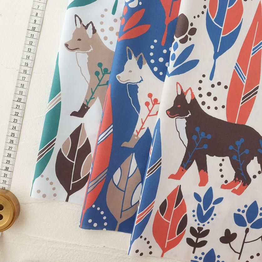 キツネが旅する魅惑の森（ベージュ）動物柄- 布・生地の通販