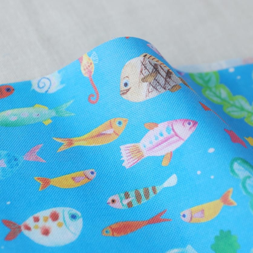 Colorful fishes of the sea（シーブルー）魚柄 布・生地の通販