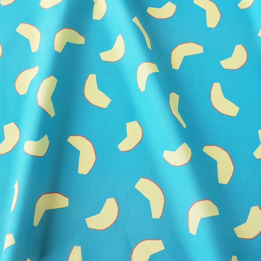 Cut Apples（赤りんご×ターコイズブルー） フルーツ柄- 布・生地の通販