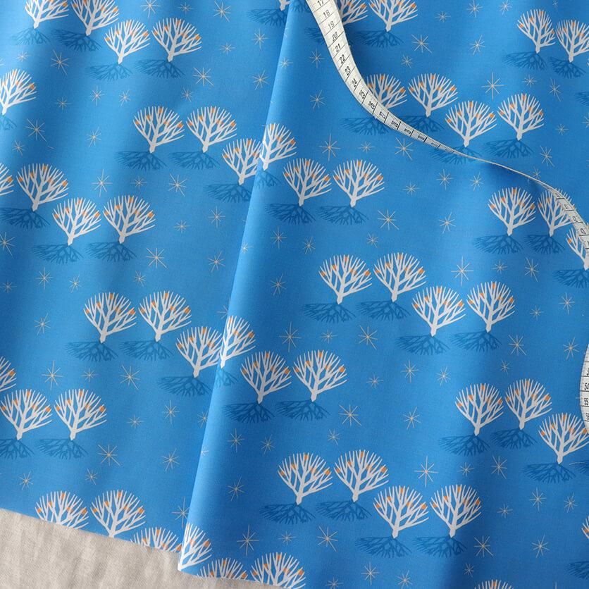 雪景色のささやき（ダークブルー）ボタニカル柄- 布・生地の通販サイト