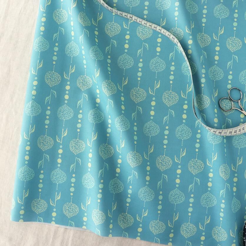 透かしホオズキのビーズカーテン（スチールブルー）ボタニカル柄- 布