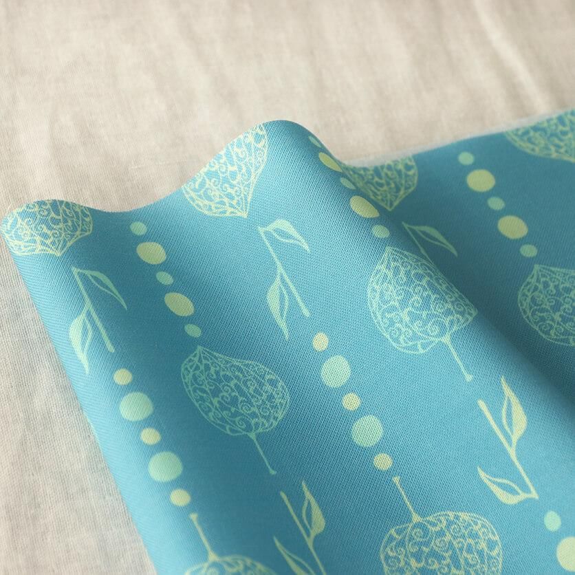 透かしホオズキのビーズカーテン（スチールブルー）ボタニカル柄- 布