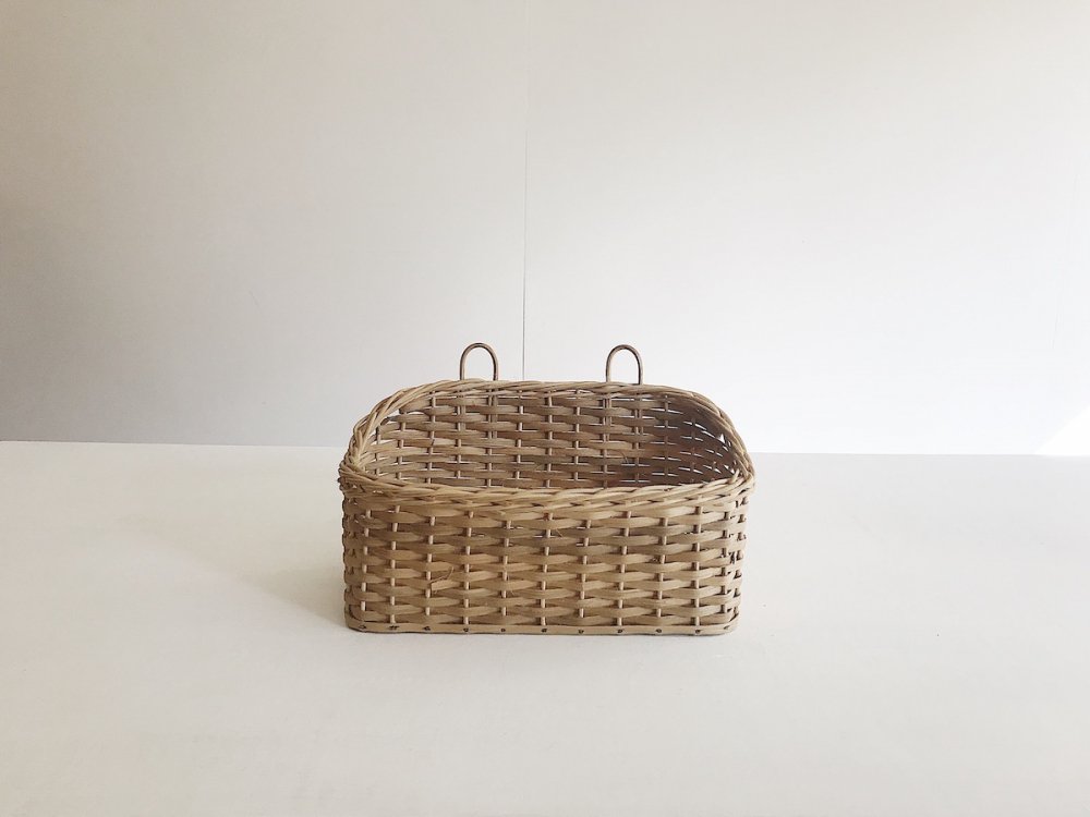 Wall-hanging basket