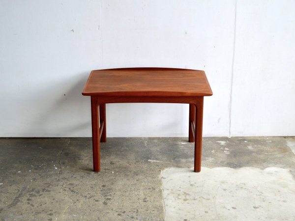 Side Table  (64)  / Frisco