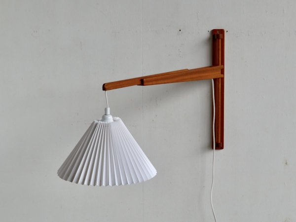 Wall lamp (232)