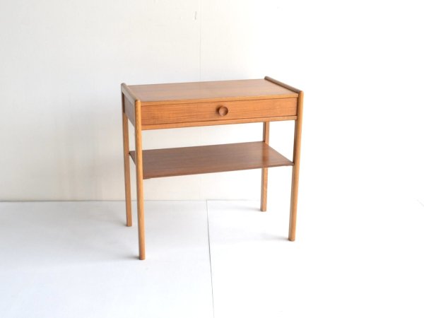 Side table (116)