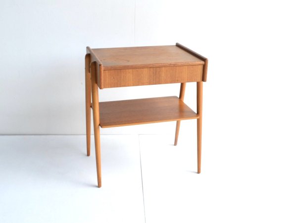 Side table (118)