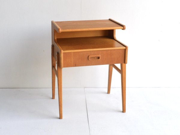 side table (124)