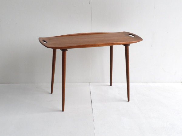 Table (3) / Jens H Quistgaard