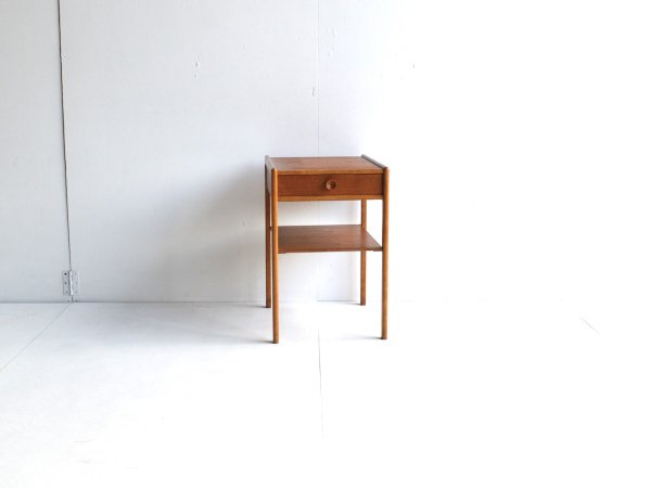 Side table (136)