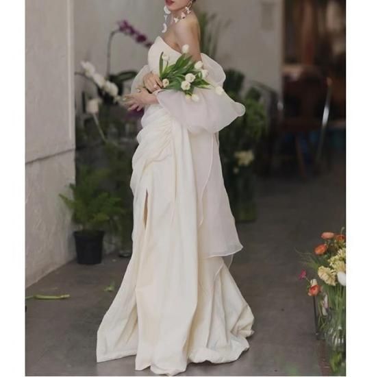 ウェディングドレス　インポートドレス/オフショルダー 後ろのデザインも魅力的なオフショルダーのドレスです。。オフ