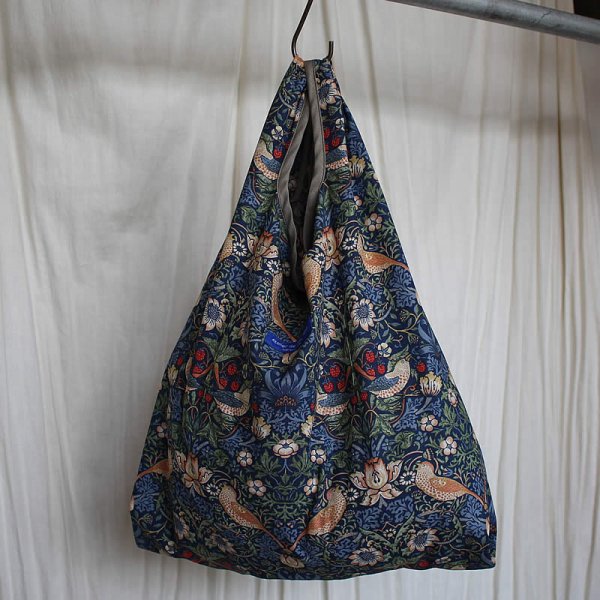 Atelier de vetements / 贅沢なコンビニ袋 (William Morris、いちご泥棒)