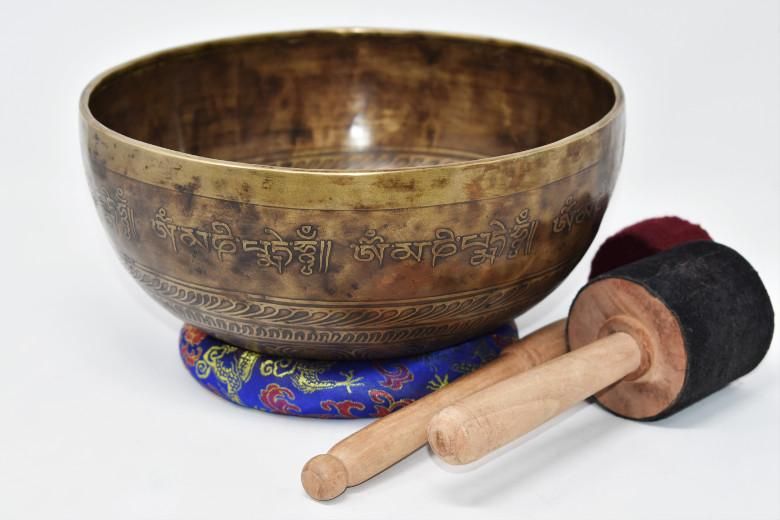憧れ □シンギングボウル□ネパール製 手打ち 15cm 瞑想 目白押し リラクゼーショングッズ