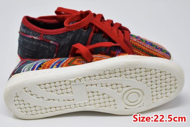 ★モン族★古布コットン刺繍ラグ★スパンコール★79×72★ モン族刺繍布No.T-HM-191（※訳アリ品）|ラオスの青モン族の女性