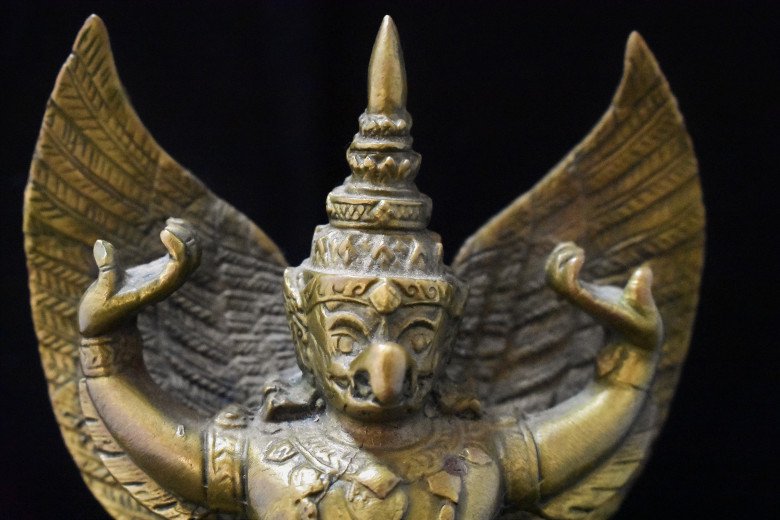 ヴィシュヌ神with Shridevi and Bhudevi#xA0;#x2013;#xA0;真鍮彫刻 オブジェ、置き物