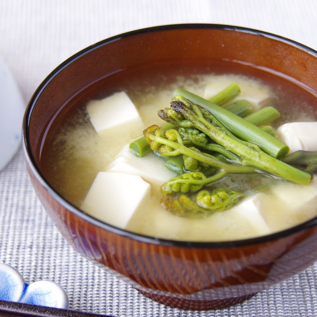 わらびと豆腐の味噌汁の写真