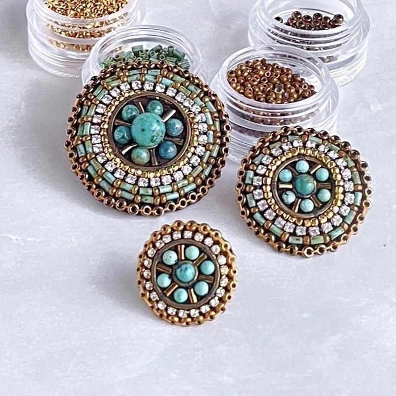 おしゃれに魅せるブローチのつけ方使い方、ビーズ ターコイズ 刺繍