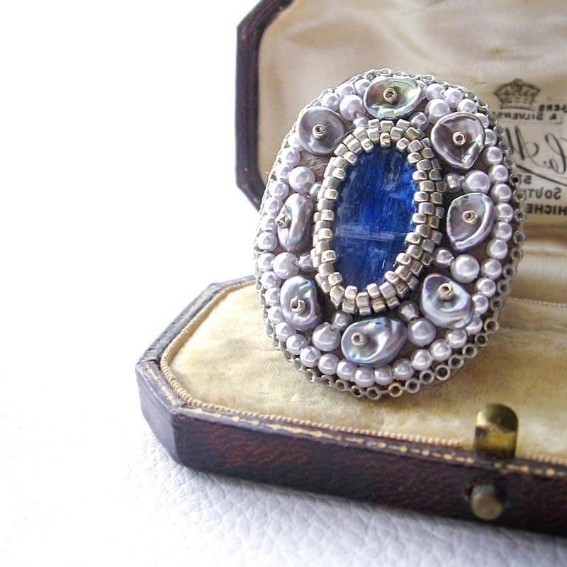 タケコブター ビーズ刺繍ブローチ ハンドメイドアクセサリー ブローチ ひし形のぷちブローチ ターコイズ ビーズ刺繍の