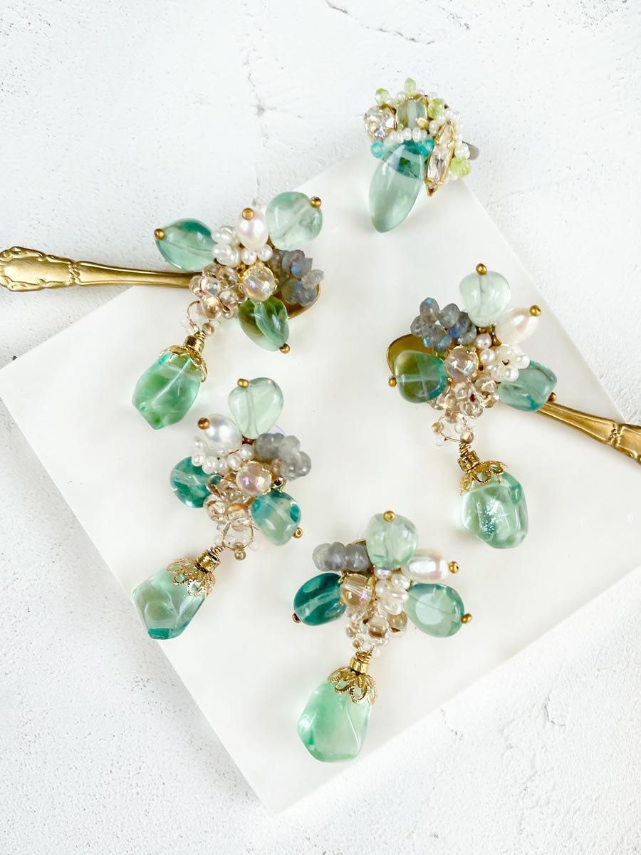 ピアス　ビジュー　水色　緑　黄緑　ビジューチャーム　蓄光　夜光　イヤリング ピアスビジュー水色緑黄緑ビジューチャーム蓄光夜光イヤリング