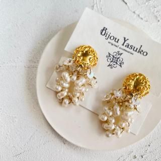 <img class='new_mark_img1' src='https://img.shop-pro.jp/img/new/icons23.gif' style='border:none;display:inline;margin:0px;padding:0px;width:auto;' />ヴィンテージ ボタン ピアス・イヤリング 白 パールビーズ アンティーク ヴィクトリアン調 ボタン イヤリング 揺れる つぶつぶ ビーズ イヤリング ステンレス