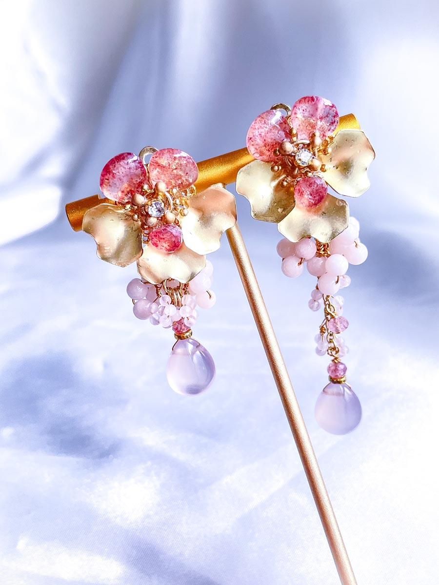 ピンク フラワー イヤリング 大ぶり 天然石 花びら ピアス・イヤリング