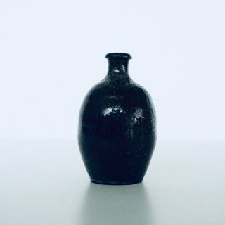 小ぶりな陶器花瓶