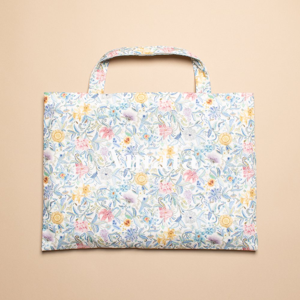 <img class='new_mark_img1' src='https://img.shop-pro.jp/img/new/icons14.gif' style='border:none;display:inline;margin:0px;padding:0px;width:auto;' />Amaia Kids - Liberty floral bag アマイアキッズ - リバティプリント花柄ホワイトバッグ
