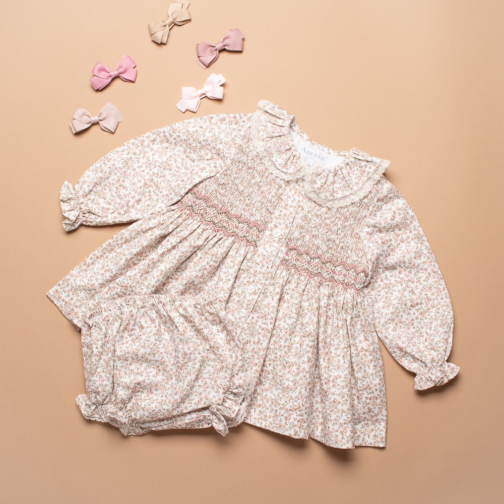 <img class='new_mark_img1' src='https://img.shop-pro.jp/img/new/icons14.gif' style='border:none;display:inline;margin:0px;padding:0px;width:auto;' />Amaia Kids - Jane set - Sweet pink floral アマイアキッズ - スモック刺繍ベビーセットアップ