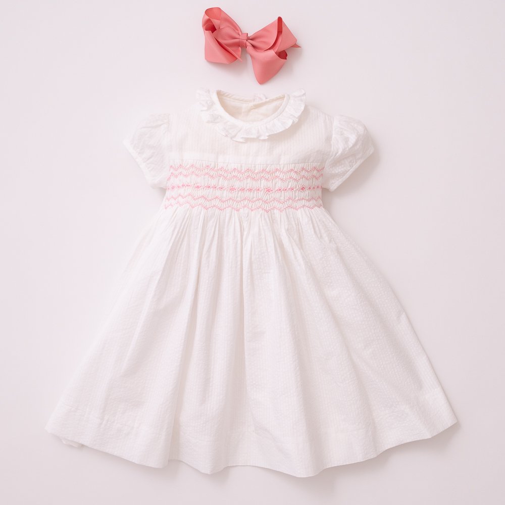 <img class='new_mark_img1' src='https://img.shop-pro.jp/img/new/icons14.gif' style='border:none;display:inline;margin:0px;padding:0px;width:auto;' />Amaia Kids - Moohren dress - White seersucker (Baby pink) アマイアキッズ - スモッキング刺繍ワンピース