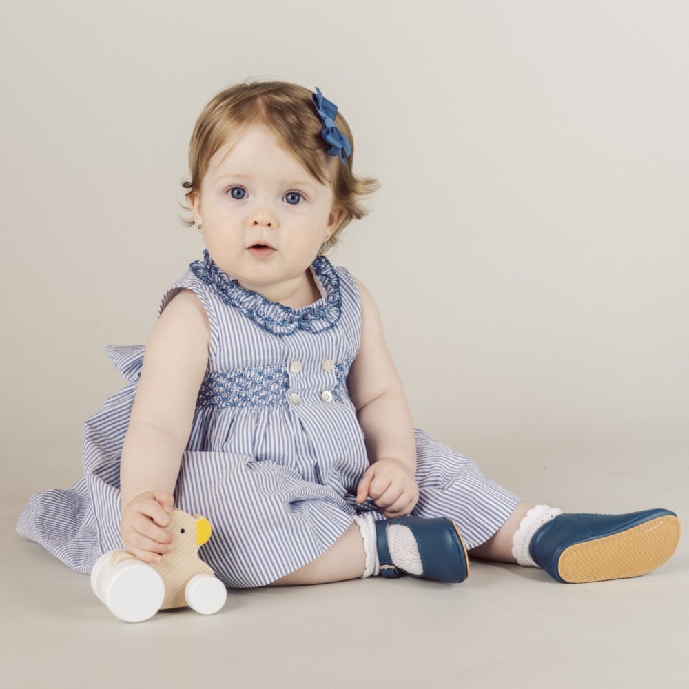 【SALE30%OFF】Amaia Kids - Allegra dress - Blue stripe アマイアキッズ -  スモッキング刺繍ワンピース - アマイアキッズ | Amaia Kids日本公式オンラインショップ | ベビー服・子供服通販