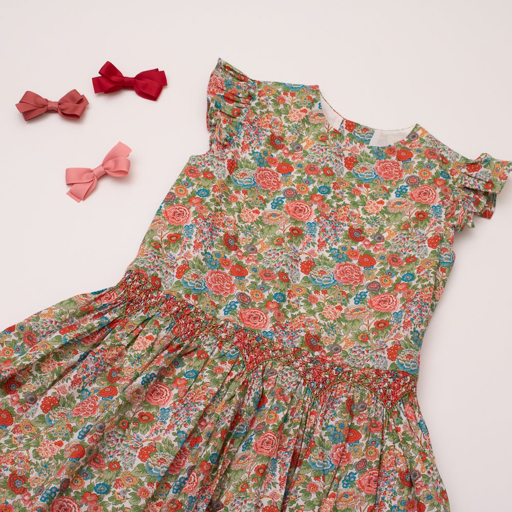<img class='new_mark_img1' src='https://img.shop-pro.jp/img/new/icons14.gif' style='border:none;display:inline;margin:0px;padding:0px;width:auto;' />Amaia Kids - Claire dress - Liberty Red/Green アマイアキッズ - リバティプリントスモッキング刺繍ワンピース
