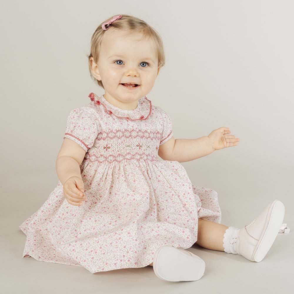 <img class='new_mark_img1' src='https://img.shop-pro.jp/img/new/icons14.gif' style='border:none;display:inline;margin:0px;padding:0px;width:auto;' />Amaia Kids - Moohren dress - Pink mini floral アマイアキッズ - スモッキング刺繍ワンピース