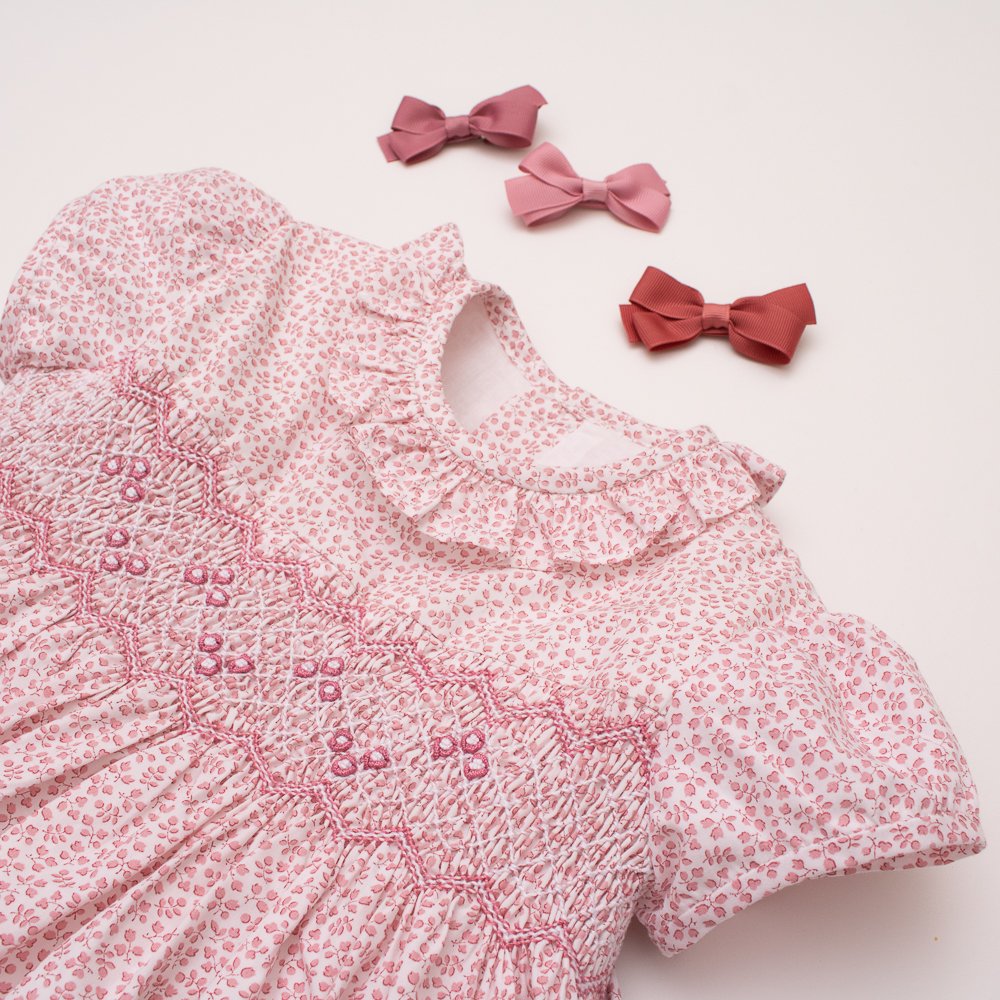 <img class='new_mark_img1' src='https://img.shop-pro.jp/img/new/icons14.gif' style='border:none;display:inline;margin:0px;padding:0px;width:auto;' />Amaia Kids - Moohren dress - Charm pink mini leaf アマイアキッズ - スモッキング刺繍ワンピース