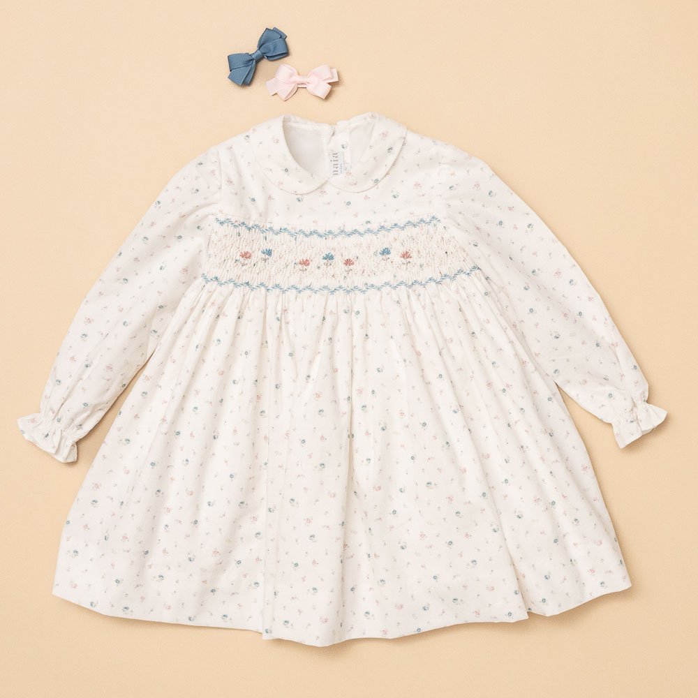 <img class='new_mark_img1' src='https://img.shop-pro.jp/img/new/icons14.gif' style='border:none;display:inline;margin:0px;padding:0px;width:auto;' />Amaia Kids - Melly dress - White mini floral アマイアキッズ - スモッキング刺繍入りコーデュロイワンピース