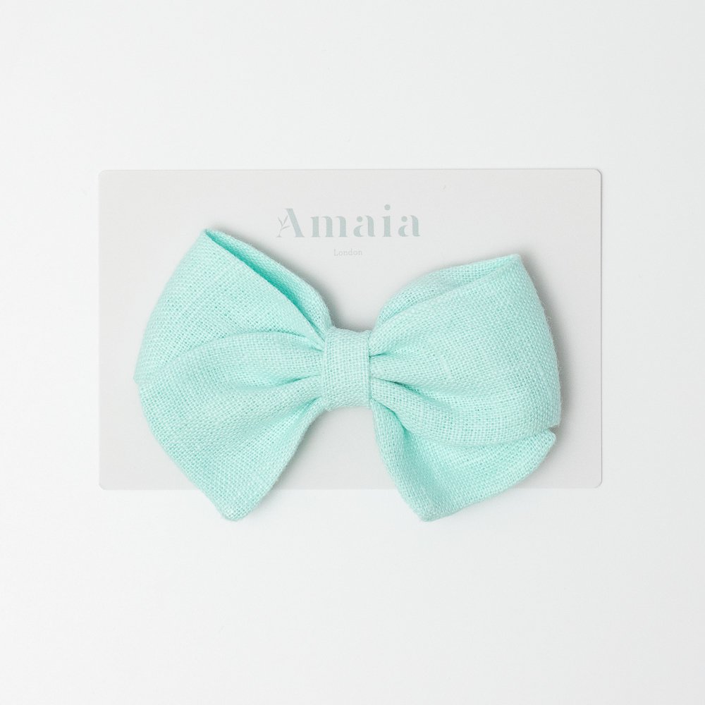 <img class='new_mark_img1' src='https://img.shop-pro.jp/img/new/icons14.gif' style='border:none;display:inline;margin:0px;padding:0px;width:auto;' />Amaia Kids - Linen Hair Bow ޥå - ͥǺܥإåסLagoon blue