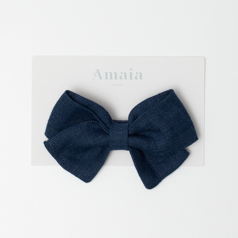 <img class='new_mark_img1' src='https://img.shop-pro.jp/img/new/icons14.gif' style='border:none;display:inline;margin:0px;padding:0px;width:auto;' />Amaia Kids - Linen Hair Bow ޥå - ͥǺܥإåסNavy blue