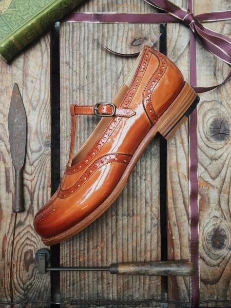 plus by chausser ショセ 手染めエナメルTストラップシューズ plus by chausser ショセ 手染めエナメルTストラップシューズ