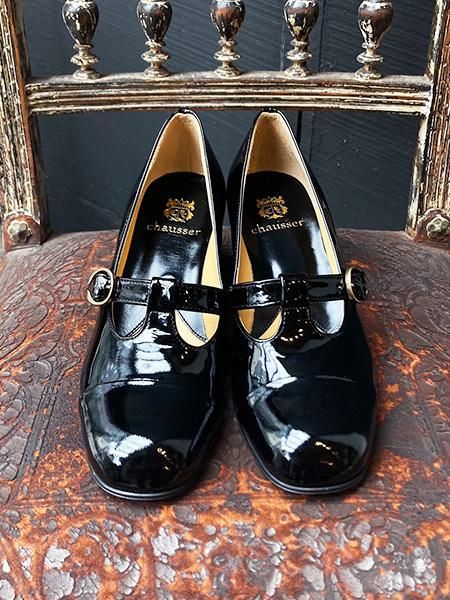 chausser / C-2233 / Tストラップエナメルパンプス