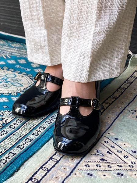 plus by chausser ショセ 手染めエナメルTストラップシューズ